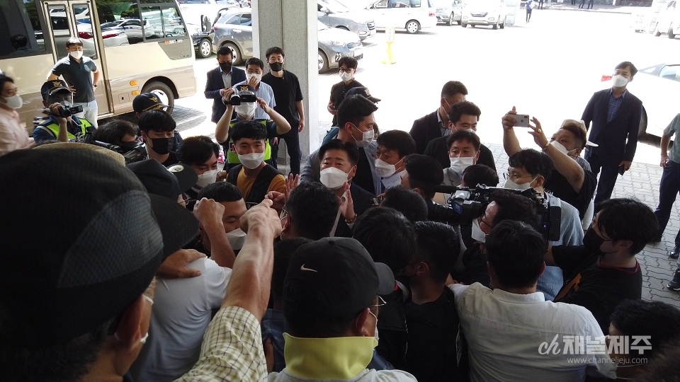 제주도의회 입구에서 '제주 제2공항 찬성단체'에 둘러싸인 더불어민주당 오영훈 국회의원