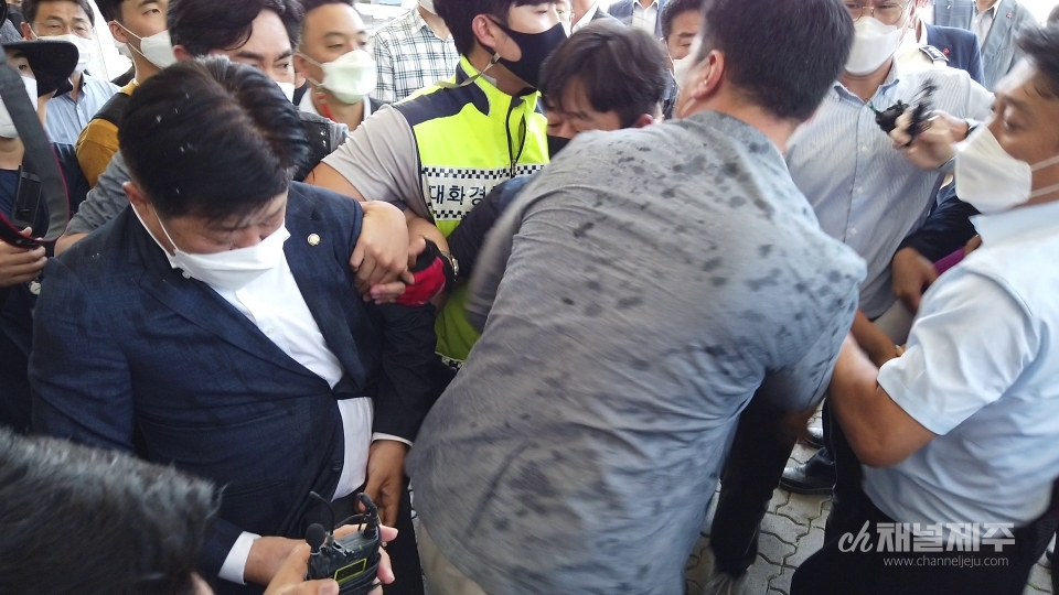 제주도의회 입구에서 '제주 제2공항 찬성단체' 몸싸움에 휘청이는 더불어민주당 오영훈 국회의원
