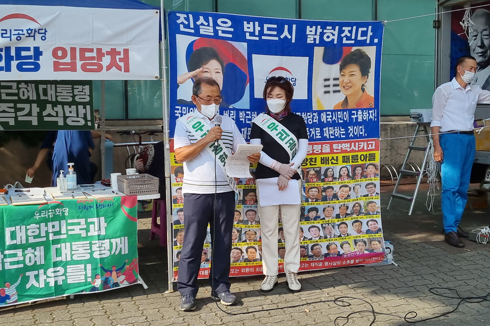 문대탄 전 제주일보 논설위원이 7일 오후 신시가지 롯데마트앞에서 열린 우리공화당 제주도당이 개최한 기자회견에서 시국연설을 통해 “원희룡 전 제주도지사는 재직 중에 저질러진 말도 안 되는, 썩은 냄새가 풀풀 나는, ‘재밋섬’ 100억 매입계약을 해결하고 떠나야 한다”고 목소리를 높혔다.