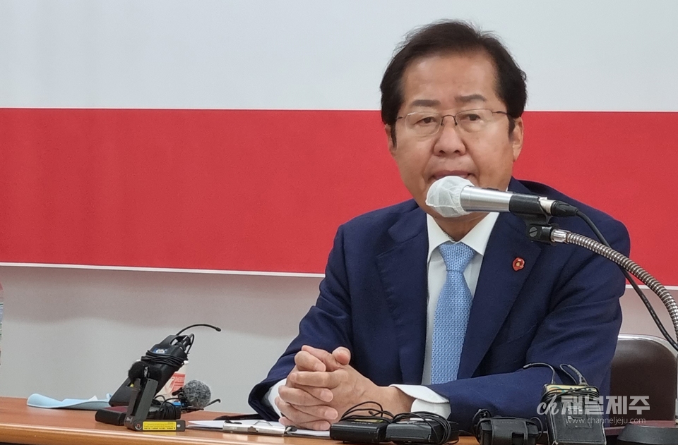 홍준표 국민의힘 대선 경선 후보가 지난달 30일 국민의힘 제주도당에서 열린 기자간담회에서 발언하고 있다.(자료사진)