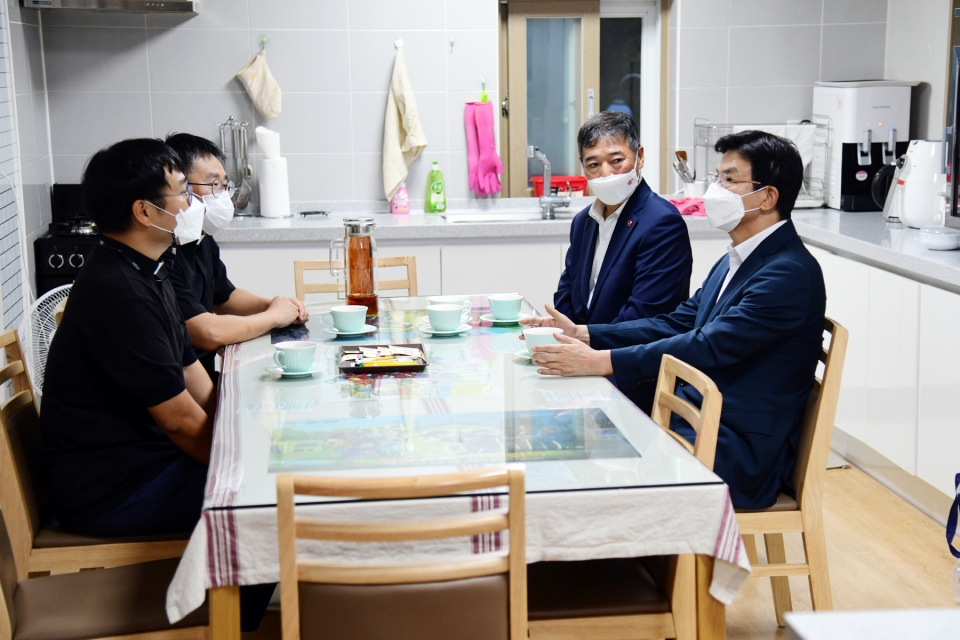 '청소년회복지원시설' 방문해 위문품 전달하는 이석문 교육감