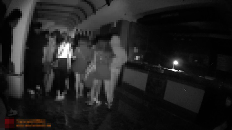 제주 도내 한 유흥주점이 불법 영업을 하다 경찰에 적발됐다. 이날 현장에서 붙잡힌 인원만 54명으로 전국 최대 규모다(사진제공=제주경찰청)