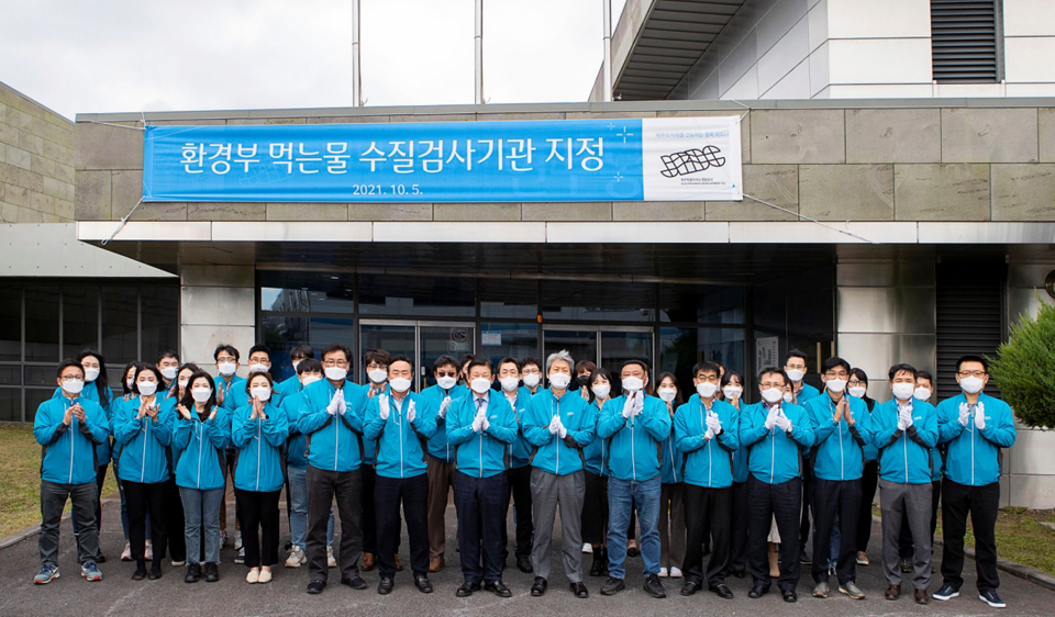 제주개발공사는 지하수와 먹는샘물 등에 대한 먹는물 수질검사 공인기관 역할을 할 수 있다.