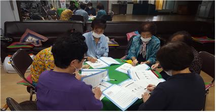 이번에 실시한 '뇌똑똑-치매예방 프로그램' 운영은 제주특별자치도노인연합회에서는 경로당 재능기부로 이정우 강사를 지원했다.