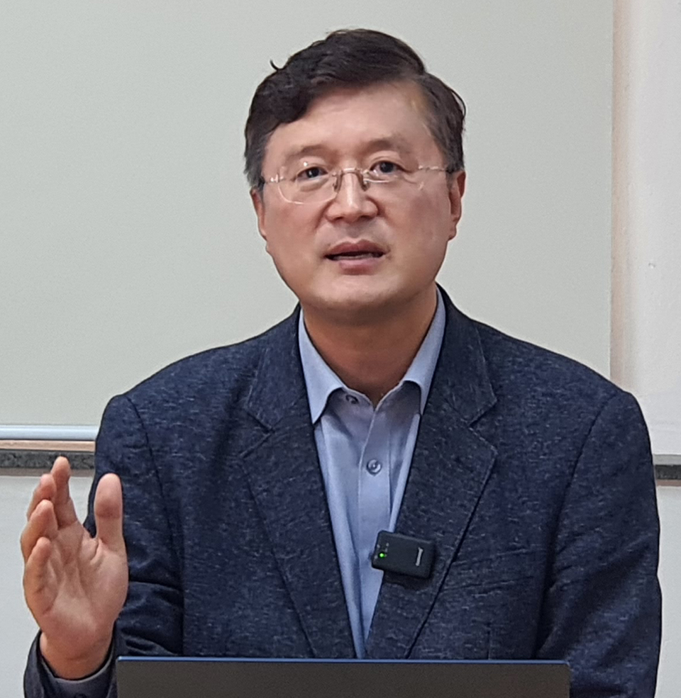장성철 홍준표 jp 희망캠프 제주선대위 공동위원장은 1일 “이번 대선은 지난 문재인 정권의 실정을 심판하고 새로운 변화를 만들어내기 위한 선거이다. 그래서 그 무엇보다 중요한 의제가 정권교체인 것이다. 오죽하면 이재명 후보측에서 이재명이 당선되어도 정권교체라는 주장을 하겠는가? 그러나 이재명 후보로는 정권교체가 정권개악임을 국민들은 인식하고 있다”고 말했다.