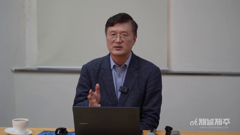 제주도인터넷신문방송기자협회가 장성철 홍준표 jp 희망캠프 제주선대위 공동위원장과 기획 인터뷰를 진행했다.