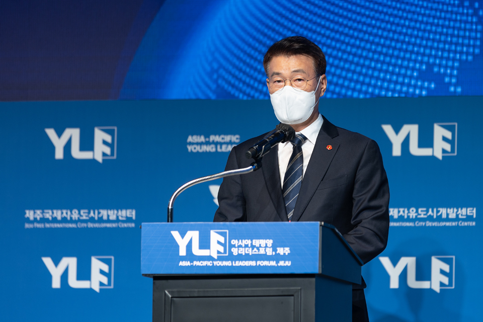 문대림 JDC 이사장은 개회사에서 이 포럼이 “환경, 평화, 청년과 일자리를 대주제로 미래세대 청년리더와 시니어 멘토가 함께 해결방안 논의, 변화의 필요를 공감하는 자리가 될 것”이라며 “이번 포럼이 미래의 새로운 희망을 만드는 작지만 의미있는 출발점이 될 것으로 기대한다”며 많은 관심과 참여를 부탁했다.
