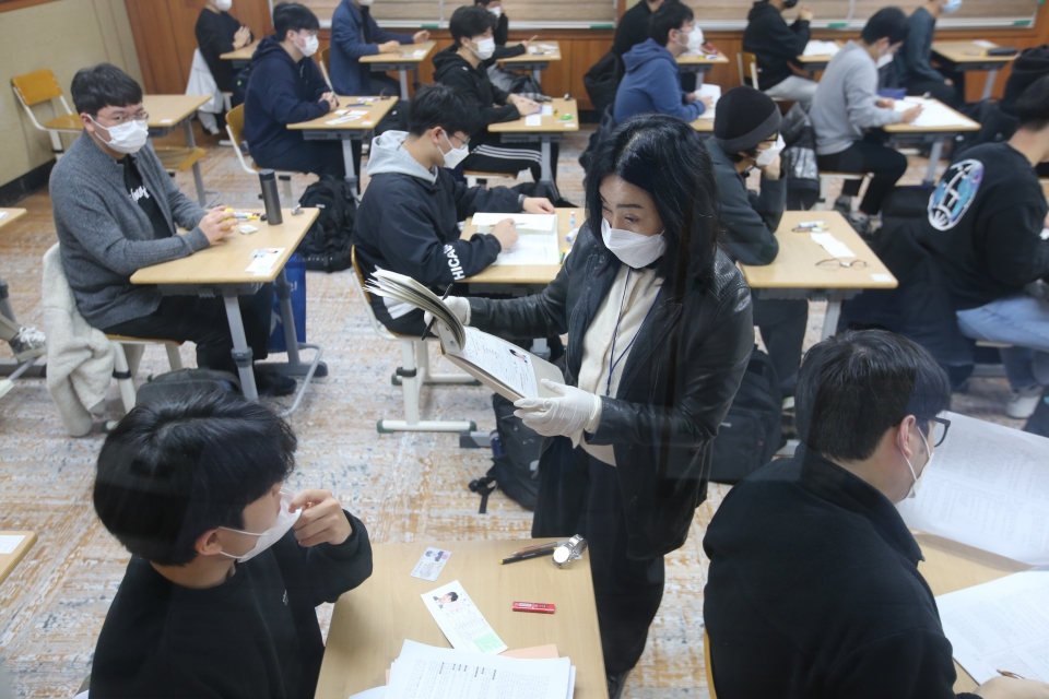 2022년 수학능력평가 본격 시작...문제집 배포하는 시험관 [제공: 도교육청 기자단]