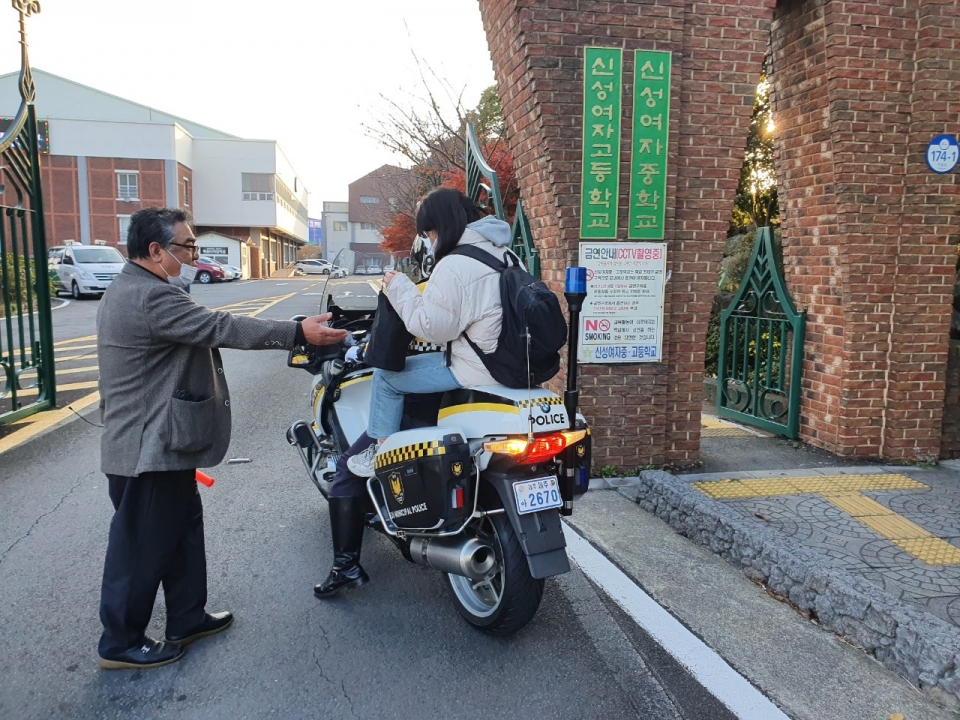 오토바이로 수능생 긴급 수송하는 자치경찰단