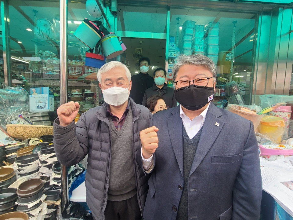 우리공화당 조원진 후보는 29일 오전 충북 옥천 육영수 여사 생가 앞에서 열린 육영수 여사 탄신 96주년 기념행사에서 “죄없는 박근혜 대통령이 무려 4년 9개월째 감옥에 인심감금 되어 계시고 지금도 삼성병원에서 치료를 받는 나라는 옳은 나라가 아니다”면서 “죄없는 박근혜 대통령을 무려 45년형을 구형한 윤석열 후보도 문재인과 똑같은 정치보복을 자행한 정치인에 불과하다”고 비판했다. 조원진 후보는 육영수 여사 탄신 96주년 행사를 마치고 바로 대전 유성시장에서 전통시장 살리기를 위한 63차 장보기 행사를 진행했다.