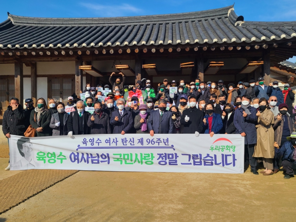 우리공화당 조원진 후보는 29일 오전 충북 옥천 육영수 여사 생가 앞에서 열린 육영수 여사 탄신 96주년 기념행사에서 “죄없는 박근혜 대통령이 무려 4년 9개월째 감옥에 인심감금 되어 계시고 지금도 삼성병원에서 치료를 받는 나라는 옳은 나라가 아니다”면서 “죄없는 박근혜 대통령을 무려 45년형을 구형한 윤석열 후보도 문재인과 똑같은 정치보복을 자행한 정치인에 불과하다”고 비판했다. 조원진 후보는 육영수 여사 탄신 96주년 행사를 마치고 바로 대전 유성시장에서 전통시장 살리기를 위한 63차 장보기 행사를 진행했다.