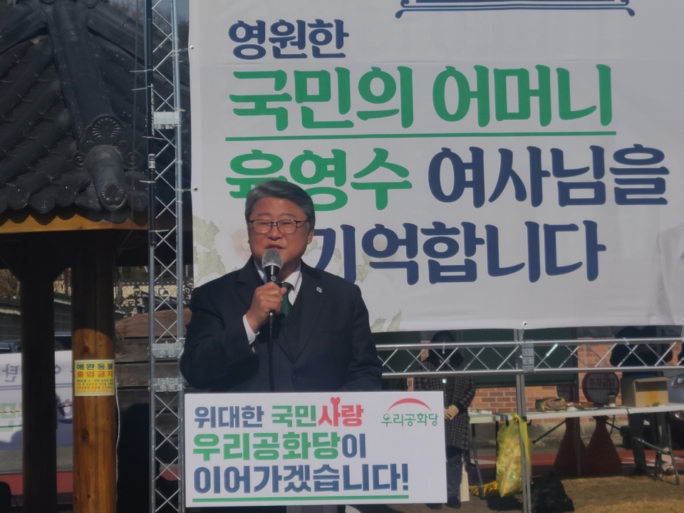 우리공화당 조원진 후보는 29일 오전 충북 옥천 육영수 여사 생가 앞에서 열린 육영수 여사 탄신 96주년 기념행사에서 “죄없는 박근혜 대통령이 무려 4년 9개월째 감옥에 인심감금 되어 계시고 지금도 삼성병원에서 치료를 받는 나라는 옳은 나라가 아니다”면서 “죄없는 박근혜 대통령을 무려 45년형을 구형한 윤석열 후보도 문재인과 똑같은 정치보복을 자행한 정치인에 불과하다”고 비판했다. 조원진 후보는 육영수 여사 탄신 96주년 행사를 마치고 바로 대전 유성시장에서 전통시장 살리기를 위한 63차 장보기 행사를 진행했다.