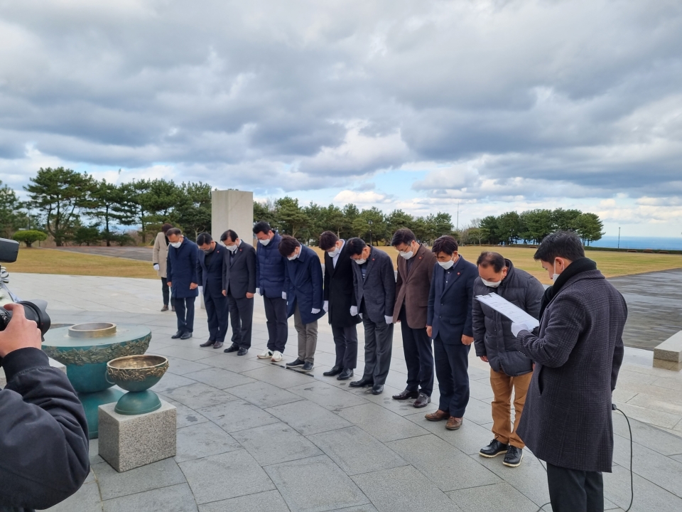 현영화 국민의힘 제주도당 4·3위원장은 현재 국회에 여야 합의로 상정된 배·보상금 9천만원은 근거가 부족하며, 국민의힘 대선 공약에는 2015년 대법원이 판결한 과거사 사건 희생자 배·보상금 1억3천200만원을 넣어야 한다고 주장했고, 이 대표는 차후에도 이를 적극 반영하겠다고 대답했다.