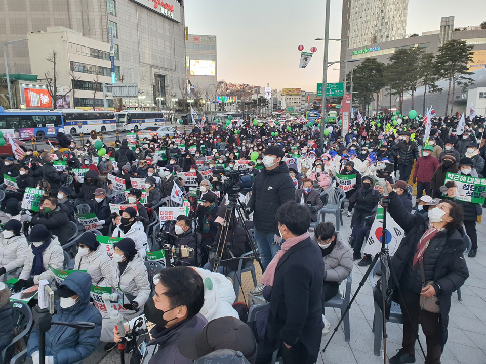 ​우리공화당과 천만인무죄석방본부가 주최한 제212차 태극기 집회는 이날 12시 30분 서울시청역 7번 출구에서 1부 집회를 연 후 거리행진을 한 후 DDP 동대문 디자인플라자광장에서 2부 집회를 마쳤다. 