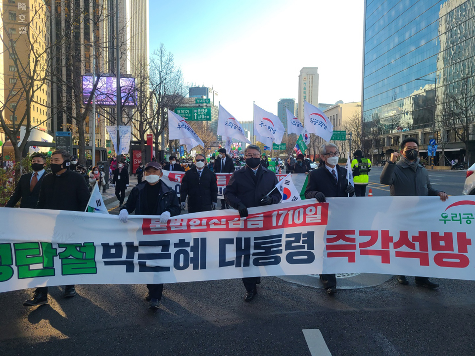 ​우리공화당과 천만인무죄석방본부가 주최한 제212차 태극기 집회는 이날 12시 30분 서울시청역 7번 출구에서 1부 집회를 연 후 거리행진을 한 후 DDP 동대문 디자인플라자광장에서 2부 집회를 마쳤다. 