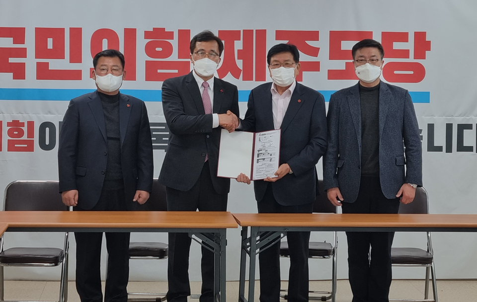 문성유 전 한국자산관리공사(캠코·KAMCO) 사장(사진 오른쪽에서 두번째)