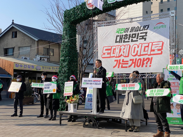 조원진 후보는 이날 강릉 방문 이후 오후 3시 동해 소상공인 간담회, 오후 4시 삼척 어시장 기자회견을 갖는 등 강원도 영동지역 표심잡기에 주력했다.