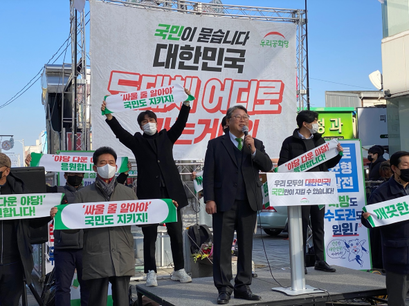한편 조원진 후보는 이날 오후 강원도 춘천으로 이동하여 춘천 풍물시장 번영회에서 시민단체와의 간담회를 가진 후 오후 5시 30분, 춘천 팔호광장에서 박근혜 대통령 석방기원 점등식에 참석했다.
