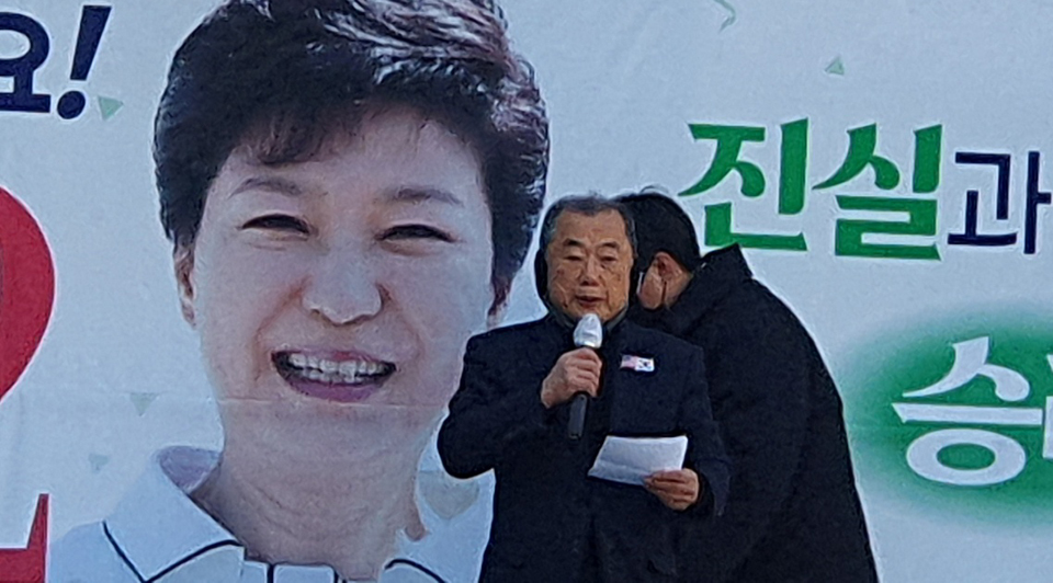 문대탄 상임고문은 “매스컴이 여론을 좌우하는 세상에서, 언론들이 우리공화당 조원진 후보의 출마 사실은 보도하지 않고, 제 입맛대로 후보를 내걸어놓고 둘 중에 하나 찍으라고 한다”고 지적했다.