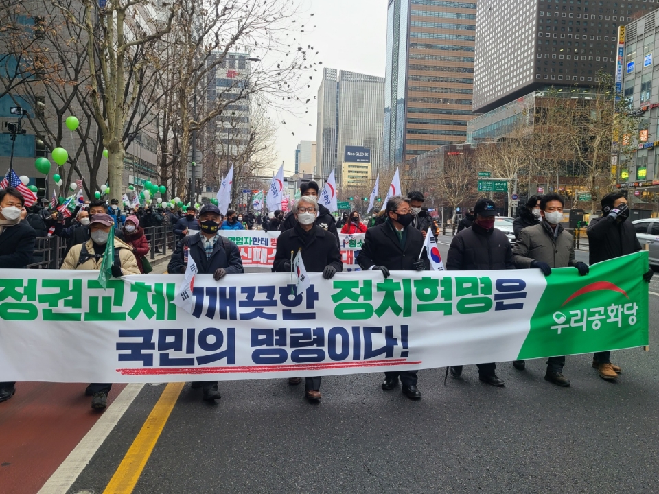 조원진 대표는 “박근혜 대통령은 무려 4년 9개월간 옥중에서 진실과 정의의 투쟁을 하셨고, 우리공화당과 자유우파 국민은 아스팔트에서 진실과 정의의 투쟁을 하루도 빠지지 않고 했다. 이제 승리의 날이 멀지 않았다”면서 “반드시 박근혜 대통령에 대한 명예회복을 이루고 자유우파와 우리공화당이 중심이 된 정권교체를 통해서 위대한 자유대한민국을 되찾자”고 강조했다.