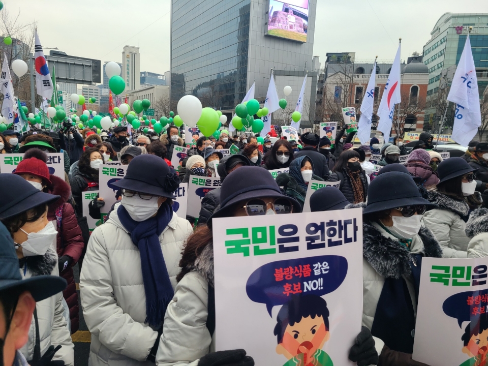 조원진 대표는 “박근혜 대통령은 무려 4년 9개월간 옥중에서 진실과 정의의 투쟁을 하셨고, 우리공화당과 자유우파 국민은 아스팔트에서 진실과 정의의 투쟁을 하루도 빠지지 않고 했다. 이제 승리의 날이 멀지 않았다”면서 “반드시 박근혜 대통령에 대한 명예회복을 이루고 자유우파와 우리공화당이 중심이 된 정권교체를 통해서 위대한 자유대한민국을 되찾자”고 강조했다.