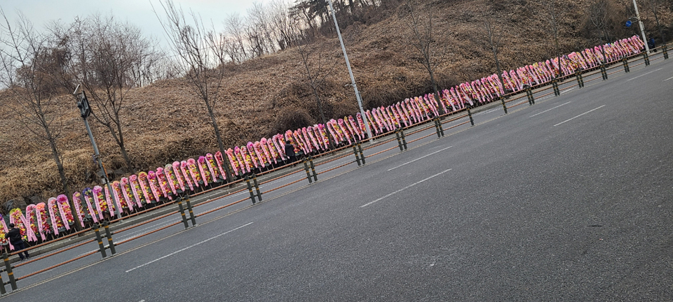 한편, 지난 1일 우리공화당이 개최한 제218차 태극기 집회는 서울 대치역 6번 출구에서 1부 집회를 마치고 행진을 해서 박근혜 대통령께서 계신 삼성서울병원 정문 앞에서 2부 집회를 열었다. 삼성서울 병원 앞에는 우리공화당 추산 2,200개의 박근혜 대통령 건강기원 화환이 걸려있다.