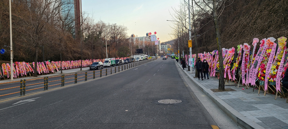 한편, 지난 1일 우리공화당이 개최한 제218차 태극기 집회는 서울 대치역 6번 출구에서 1부 집회를 마치고 행진을 해서 박근혜 대통령께서 계신 삼성서울병원 정문 앞에서 2부 집회를 열었다. 삼성서울 병원 앞에는 우리공화당 추산 2,200개의 박근혜 대통령 건강기원 화환이 걸려있다.