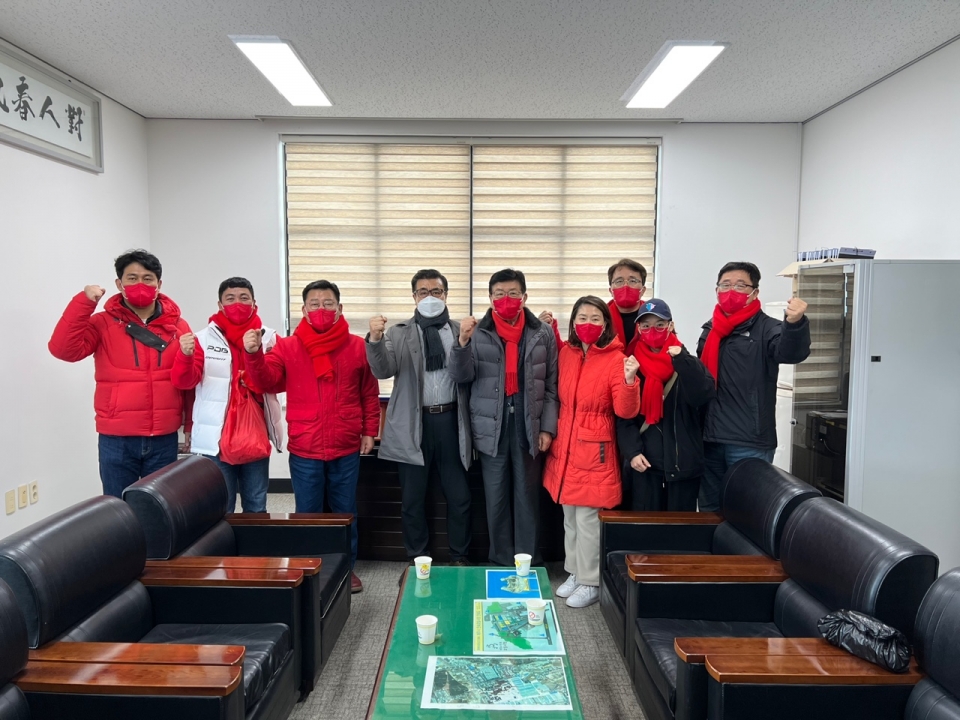 국민의힘 제주를 살리는 선대위 청년본부는 주말인 22일 청년위원 등 50여 명이 참가한 가운데 제주시 민속오일시장에서 ‘장바구니 생활화 캠페인’을 실시했다.(사진제공=국민의힘 제주도당)