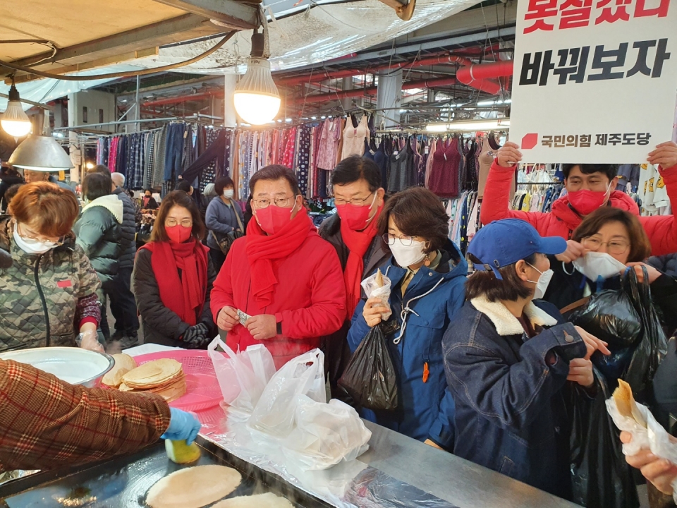국민의힘 제주를 살리는 선대위 청년본부는 주말인 22일 청년위원 등 50여 명이 참가한 가운데 제주시 민속오일시장에서 ‘장바구니 생활화 캠페인’을 실시했다.(사진제공=국민의힘 제주도당)