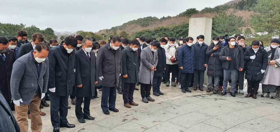 윤석열 국민의힘 대선 후보가 5일 오후 제주4·3평화공원을 찾아 참배하고 있다.