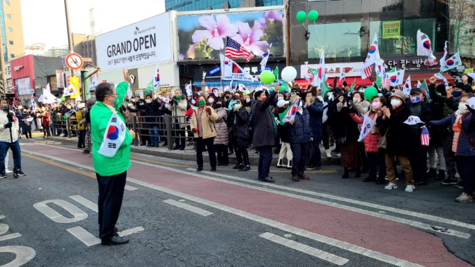 우리공화당 조원진 대표는 12일 12시, 서울 숭례문 앞에서 개최된 제224차 태극기 집회에서 “이번 대선은 젊은 미래세대에게 희망을 주고 자유대한민국을 다시 살리는 선거"라고 말했다.(사진제공=우리공화당)