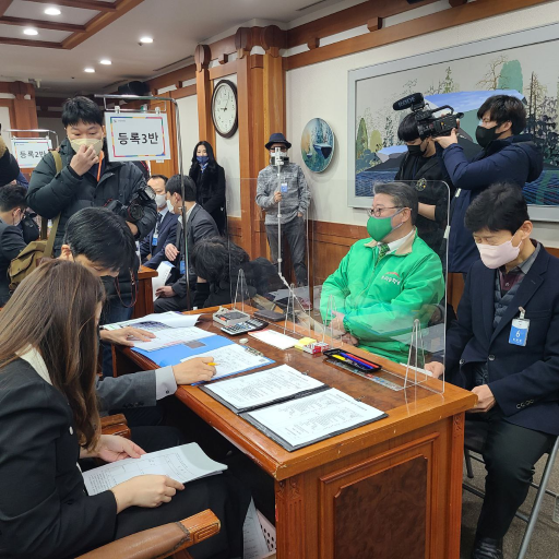 우리공화당 조원진 대통령 후보는 13일 오전 9시, 중앙선거관리위원회에 제20대 대통령 선거 후보자 등록 신청서를 제출, 공식 대선후보로 등록했다.