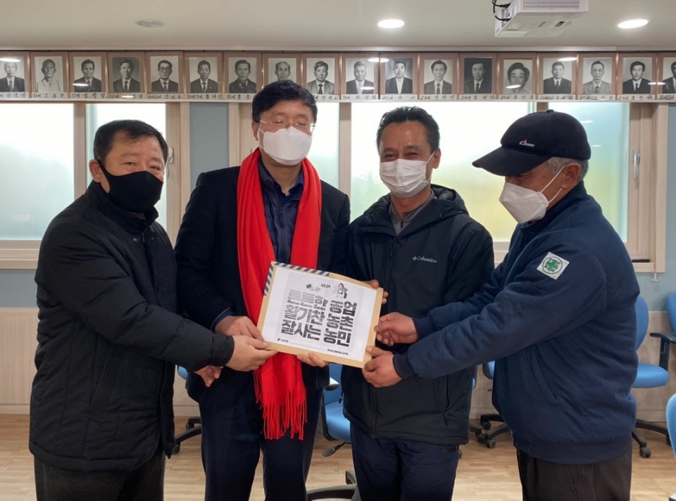장성철 위원장(사진왼쪽에서 두번째)이 한경지역 농업인을 방문하여 윤석열 후보 공약을 전달하고 있다.