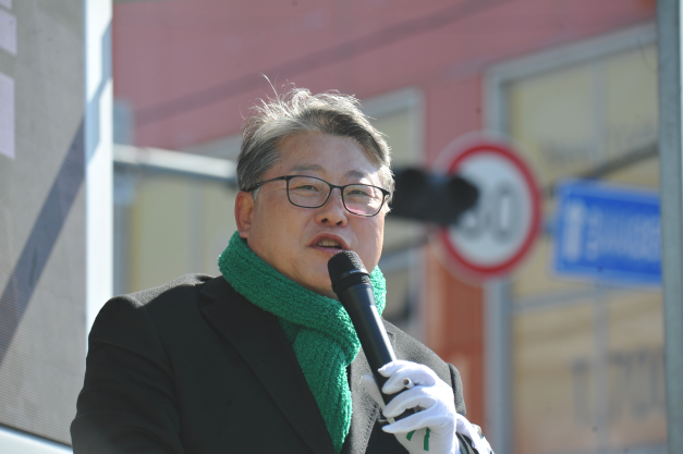 조원진 후보는 “울산이 기업도시이고 산업도시인데 지금은 민노총 도시처럼 보여지고 있다. 울산경제를 위해서라도 민노총은 반드시 해체해야 한다. 민노총을 해체할 사람은 조원진 뿐이다”라고 말했다.