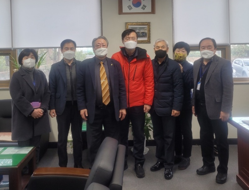 강인종 회장은 “윤석열 후보의 간병비 부담 경감 공약은 매우 필요한 정책”이라며 ‘요양·간병 걱정없는 나라’라는 윤석열 후보의 노인 공약을 긍정적으로 평가했다.(사진가운데 장성철 위원장)
