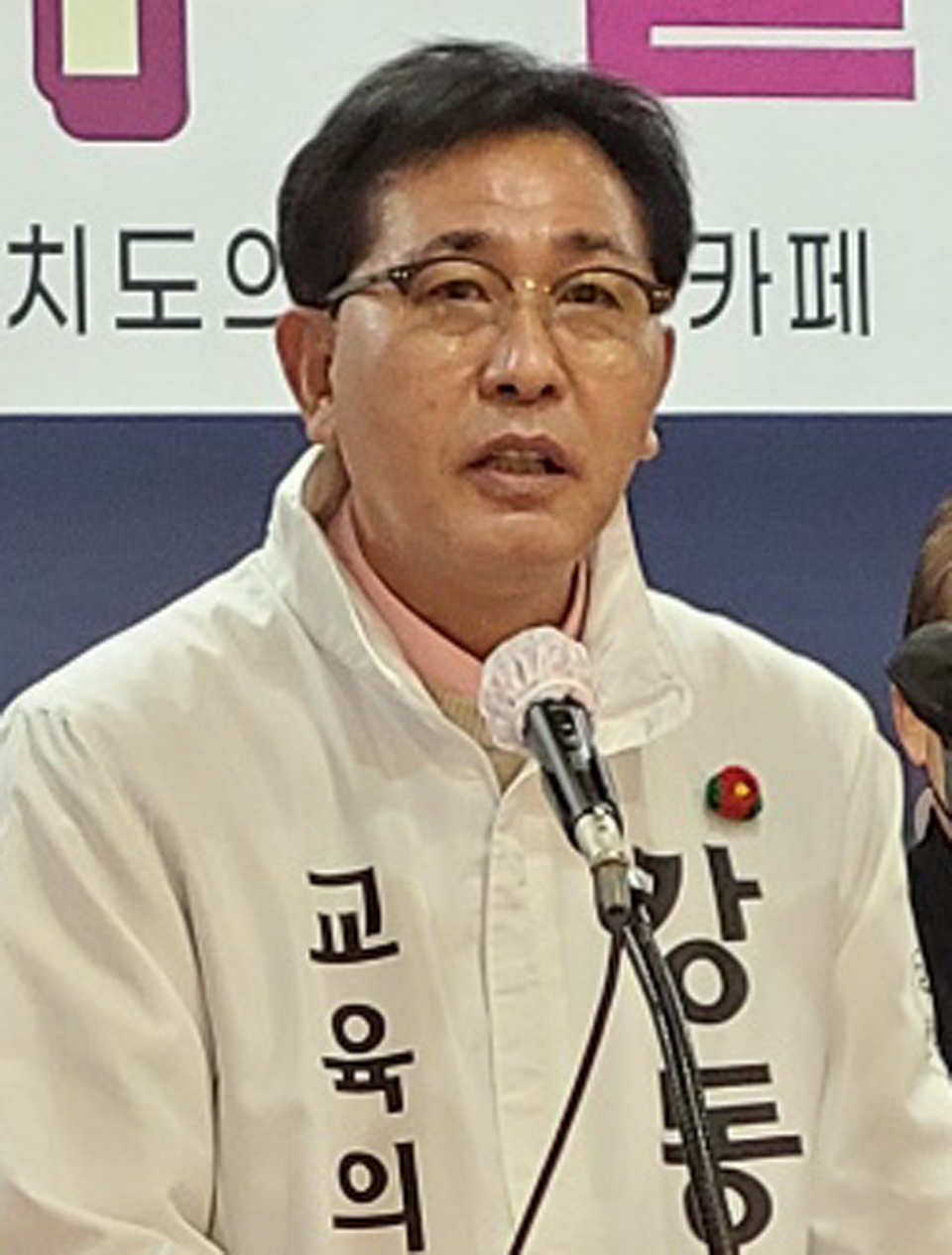 강동우 전 제주시교육청 교육장은 오는 6월 1일 실시되는 제8회 전국동시지방선거 제주특별자치도의회 교육의원 선거에서 제주시 동부 선거구(우도면, 구좌읍, 조천읍, 삼양동, 봉개동, 화북동, 일도2동, 아라동)에 출사표를 던졌다.