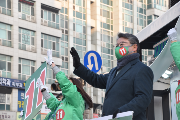 조원진 후보는 25일 오전 7시 30분, 성남 미금역 출근인사를 시작으로 야탑역, 광주 이마트, 구리 돌다리사거리, 포천시장, 양주 덕계리 리치마트, 의정부역, 고양시 화정역 유세 등 경기도 집중 유세를 통해 수도권 표심 잡기에 집중했다. (사진제공=우리공화당)