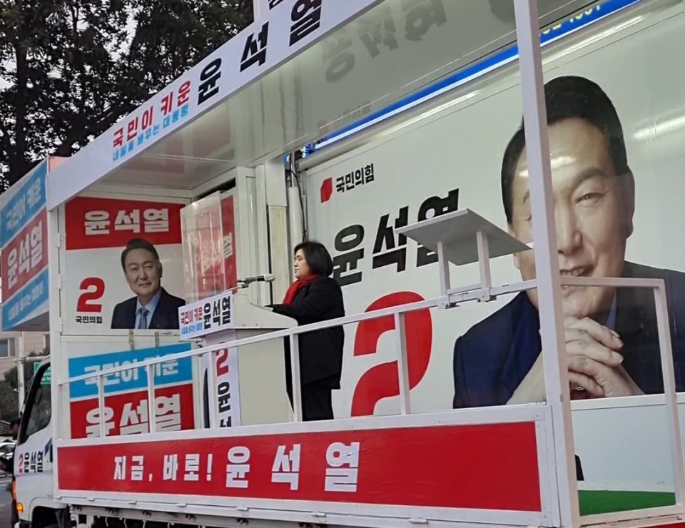 국민의힘정권교체동행위원회 부임춘 제주공정개혁추진단장은 27일 광양 로터리에서 열린 국민의힘제주선대위 유세현장에서 '대한민국 여성들이여 이재명을 심판하라'라는 제목으로 국민의힘 윤석열 대통령후보 지지를 호소했다.