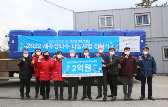 (왼쪽부터)제주특별자치도개발공사 강종훈 실장, 제주사회복지공동모금회 유철호 팀장, 심정미 사무처장, 강지언 회장, 제주사회적경제네트워크 김효철 대표, 제주특별자치도개발공사 김정학 사장, 제주특별자치도사회복지협의회 고승화 회장, 아라종합사회복지관 조성태 관장, 제주희망협동조합 고진석 이사장, 제주특별자치도개발공사 이경호 상임이사가 기념촬영을 진행하고 있다.