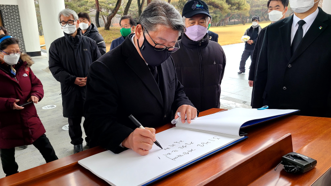 우리공화당 조원진 대통령 후보는 1일(화) 오전 10시 국립서울현충원을 참배하고 “올해로 103주년을 맞는 3.1운동의 정신은 바로 자유정신이며 태극기의 정신