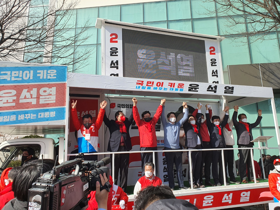 이준석 대표는 “윤석열 후보는 지금까지의 보수정당 후보와는 완전히 다르다. 2030젊은세대의 전폭적인 지지를 받고 있고, 어르신들까지 다 사랑하는 후보”라며 세대통합을 이룰 후보임을 강조했다.
