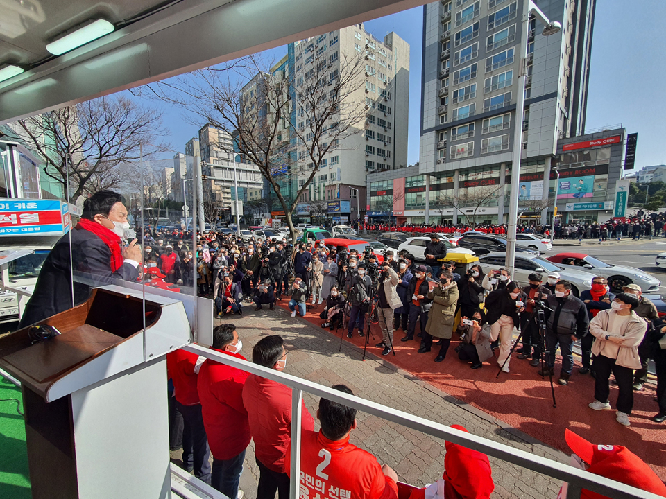 이준석 대표는 “윤석열 후보는 지금까지의 보수정당 후보와는 완전히 다르다. 2030젊은세대의 전폭적인 지지를 받고 있고, 어르신들까지 다 사랑하는 후보”라며 세대통합을 이룰 후보임을 강조했다.