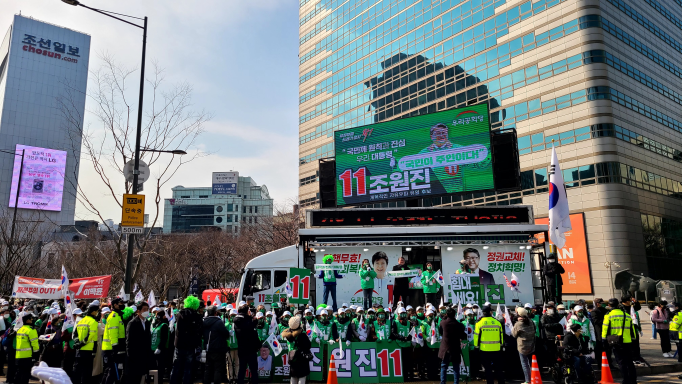 조원진 후보는 “문재인 정권의 붉은 적폐를 깨끗이 청산할 후보는 이재명 후보도 윤석열 후보도 아닌 저 조원진”이라면서 “5년 동안 문재인 좌파독재정권과 싸우고 정의와 진실이 살아 있는 대한민국을 지키기 위해 투쟁한 조원진이 문재인 정권이 망가트린 대한민국을 다시 살리겠다”고 말했다.