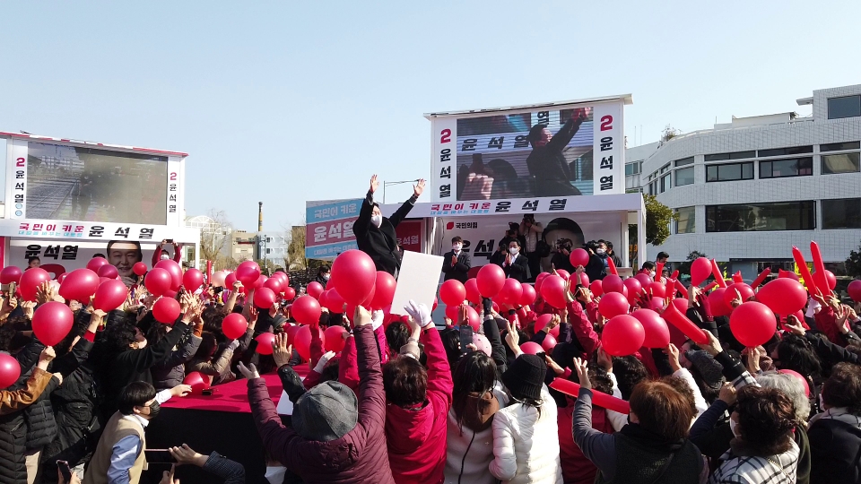 선거 유세 마지막날 윤석열 국민의힘 대선 후보가 제주 동문시장 앞 광장에서 지지를 호소하고 있다.