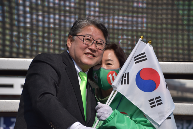 9일 오후 2시 아내 성희숙씨와 대구 성당중학교에서 투표 예정