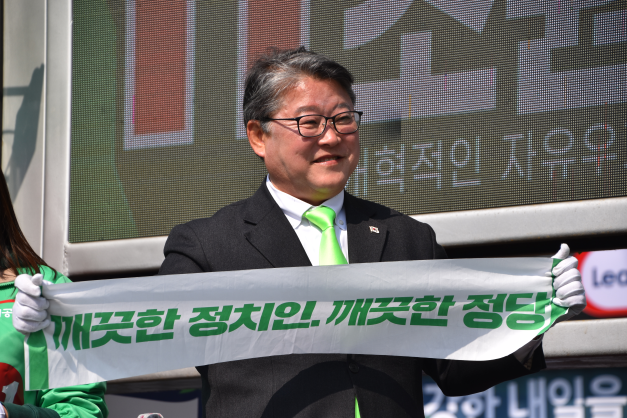 9일 오후 2시 아내 성희숙씨와 대구 성당중학교에서 투표 예정