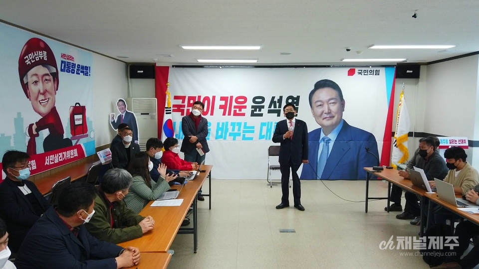 국민의힘 제주도당 허향진 직무대행이 제주도민들에게 감사 인사를 전하고 있다.