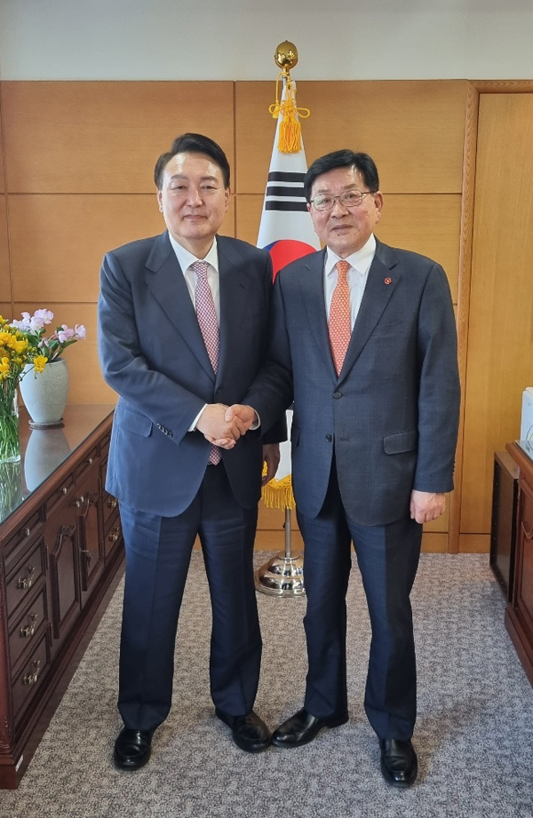 지난 22일 대통령직인수위원회 집무실에서 윤석열 당선인과 허향진 국민의힘 제주도당위원장직무대행이 기념 촬영을 하고 있다. (사진제공=국민의힘 제주도당)