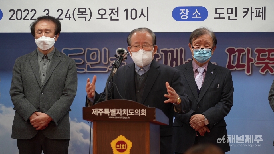 제주바른교육연대 김정서 공동대표가 질문에 답변하고 있다.