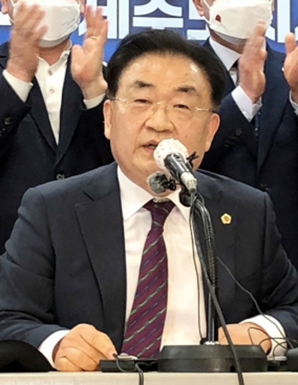 김태석 전 제주도의회 의장이 24일 오후 제주도의회 도민카페에서 기자회견을 열고 오는 6월1일 실시하는 제8회 전국동시지방선거 제주도지사 선거에 출마하겠다고 밝히고 있다.